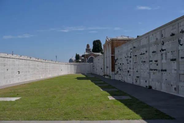Umetnički print redova grobnica u cimitero di San Michele, Venecija, sa zelenim travnjakom i plavim nebom u pozadini.