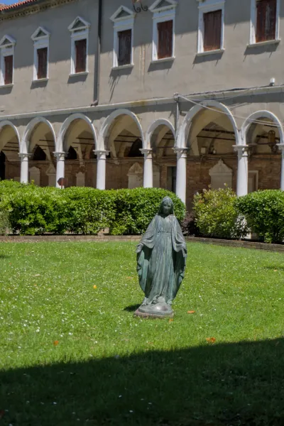 Bronzana statua Madone u dvorištu groblja San Michele u Veneciji.