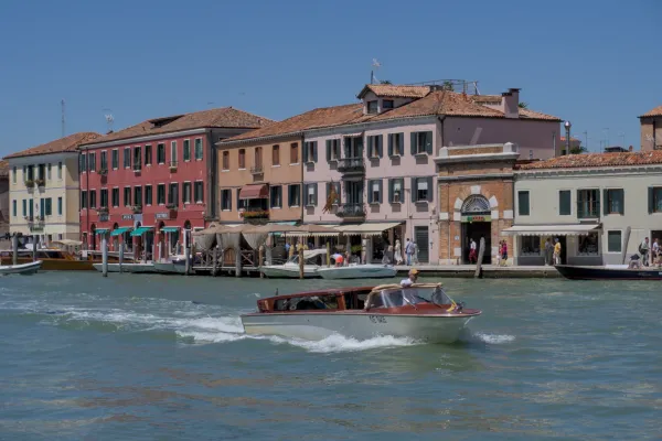 Fine Art Fotografie von Kanälen auf der Insel Murano mit bunten Gebäuden und Booten im Querformat.