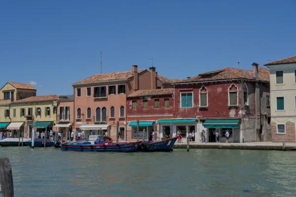 Šarene zgrade i čamci pored vode na ostrvu Murano, Italija.