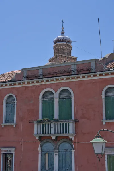 Prozori i kupola na Muranu, ostrvu u Veneciji, Italija, sa tipičnom arhitekturom i zelenim kapcima.