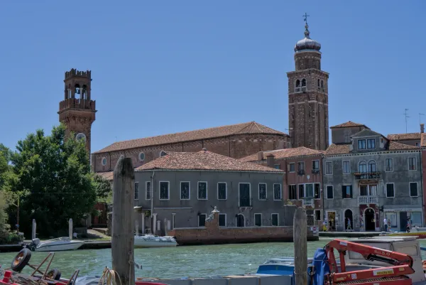 Die Insel Murano in Venedig mit ihren historischen Gebäuden und Türmen, aufgenommen von einem Kanal.
