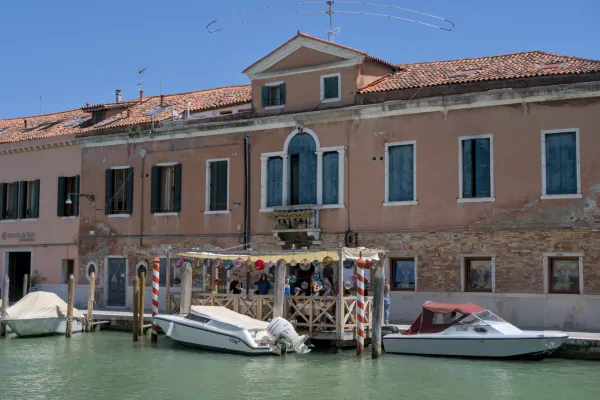 Die Insel Murano mit ihren Kanälen und Booten, umgeben von traditionellen venezianischen Gebäuden.