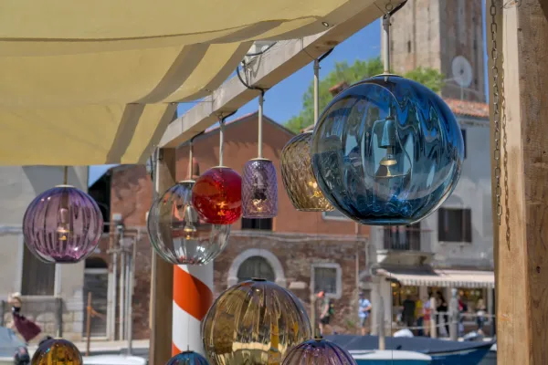 Viseće Murano staklene lampe sa obojenim staklenim kuglama u kafiću na ostrvu Murano.