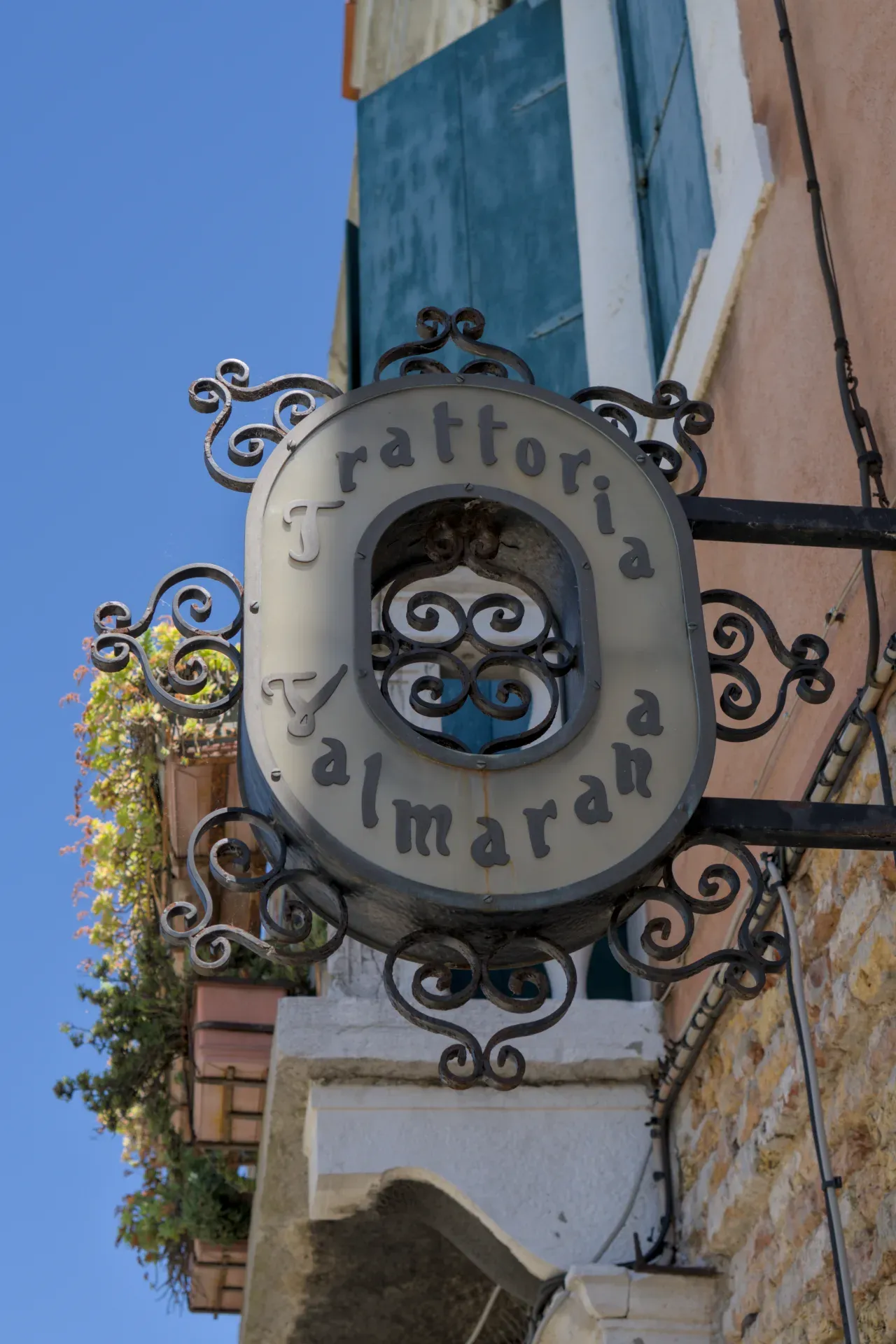 Une enseigne artistique de Trattoria al Mara sur l'île de Murano, Venise.