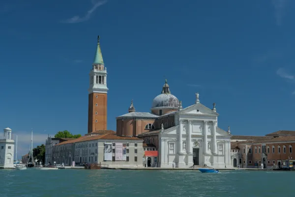 Crkva San Giorgio Maggiore sa kampanilom, Venecija, Italija, danju pod plavim nebom.