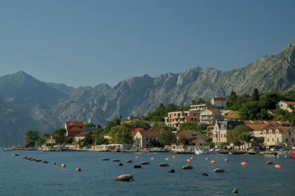 La côte du Monténégro près de Kotor, avec des montagnes et la mer.