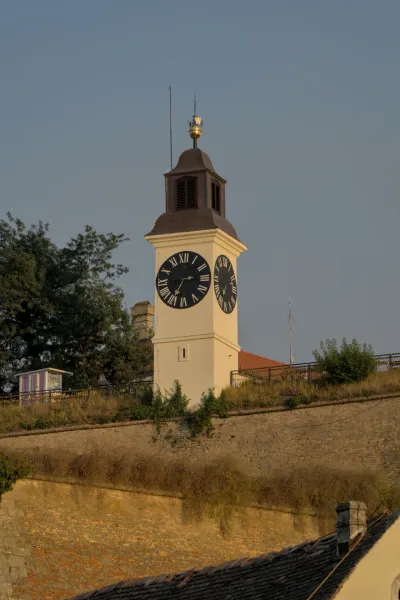 Die Uhr der Petrovaradin Festung in Novi Sad, Serbien, im Abendlicht bei Sonnenuntergang.
