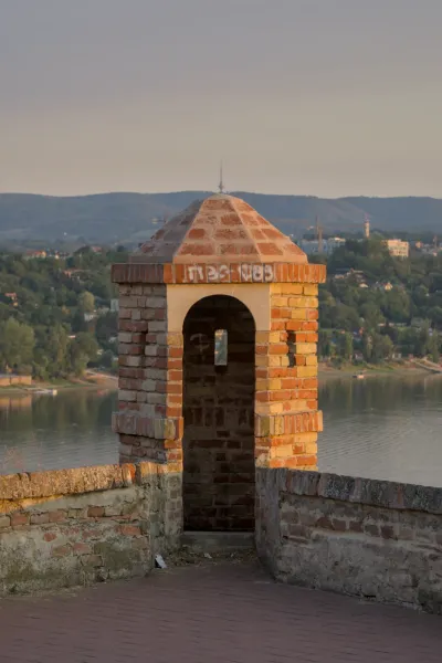 Der Wachturm der Festung Petrowaradin mit dem Fernsehturm auf dem Fruška Gora im Hintergrund.