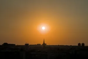 Pogled na Novi Sad sa Petrovaradinske tvrđave pri zalasku sunca