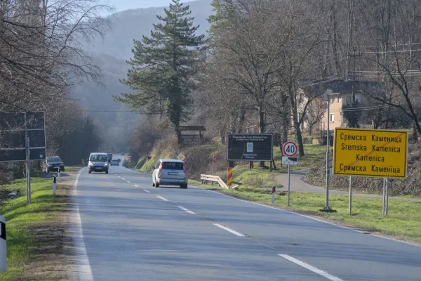 Put od Sremske Kamenice do Iriškog Venca na Fruškoj Gori, Srbija, sa drvećem i automobilima u prolazu.