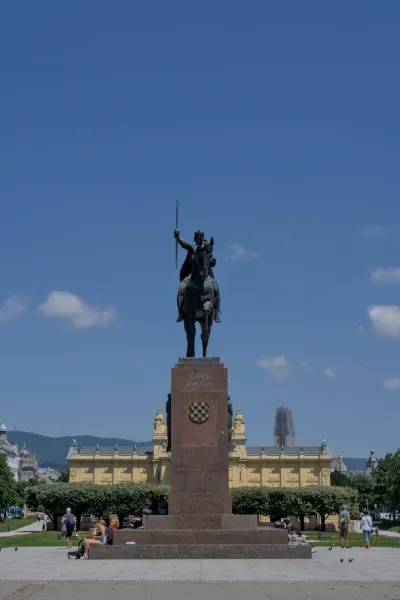 Il monumento equestre di Re Tomislav a Zagabria, Croazia, sotto un cielo blu con nuvole.