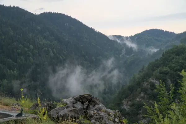 Niebla matutina en las montañas se eleva sobre el lago Zaovine en el Parque Nacional Tara, Serbia.