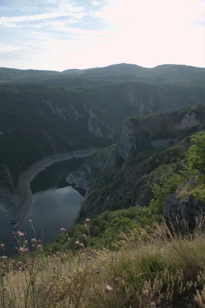 Serpentinasta Uvačka klisura u Srbiji, uhvaćena u toplom svetlu zalaska sunca.