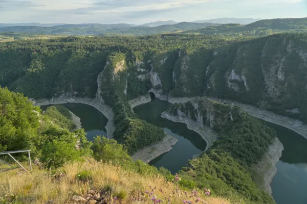 Blick auf den Uvac Canyon und die Uvac-Höhle vom Aussichtspunkt Molitva mit einem Boot auf dem Fluss.