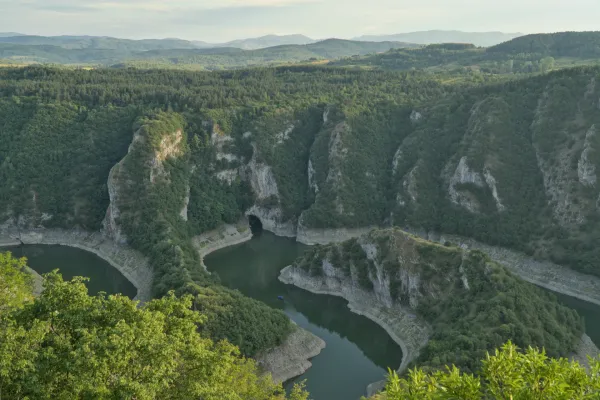 Panoramablick auf die Uvac-Schlucht mit einem Fluss vom Aussichtspunkt "Gebet", Serbien.