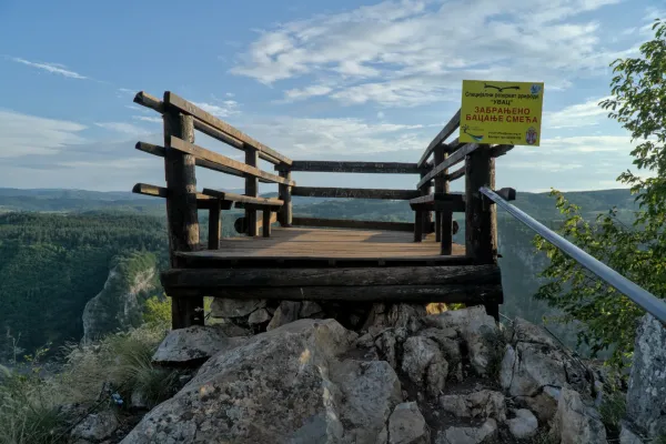 Der hölzerne Aussichtspunkt "Gebet" überblickt den üppigen Uvac Canyon in Serbien bei Tageslicht.