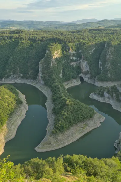 Porträt des Uvac Canyons in Serbien mit leuchtenden Abendfarben, ideal für Galerien.