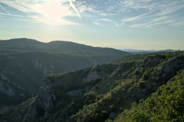 Majestätische Felsen über dem Uvac Canyon bei Sonnenuntergang, Serbien.
