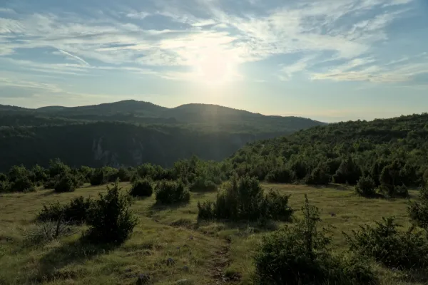 Sonnenuntergang am Aussichtspunkt Molitva über bewaldeten Hügeln in Serbien, ideal für Wandkunst.