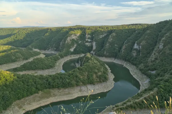 Landschaftsfotografie der Uvac-Schleifen in Serbien mit üppigen grünen Hügeln und einem Fluss, der sich schlängelt.