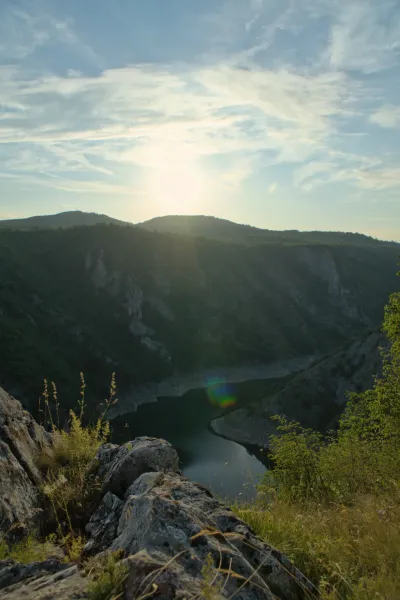 Un impresionante retrato de la Garganta de Uvac en Serbia al atardecer, con una curva del río en el valle.
