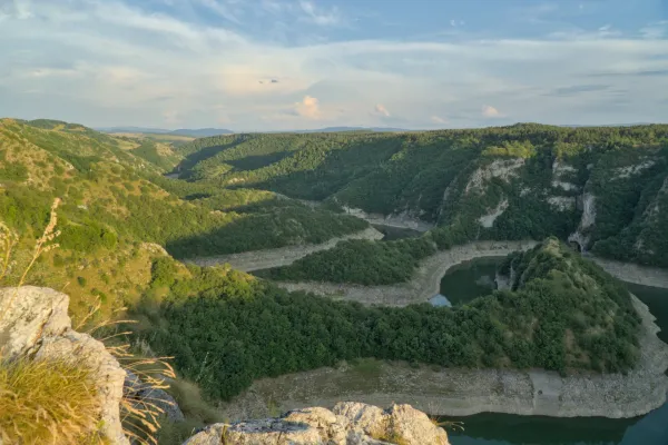 Meander des Flusses Uvac in Serbien, eingefangen im warmen Licht der untergehenden Sonne.