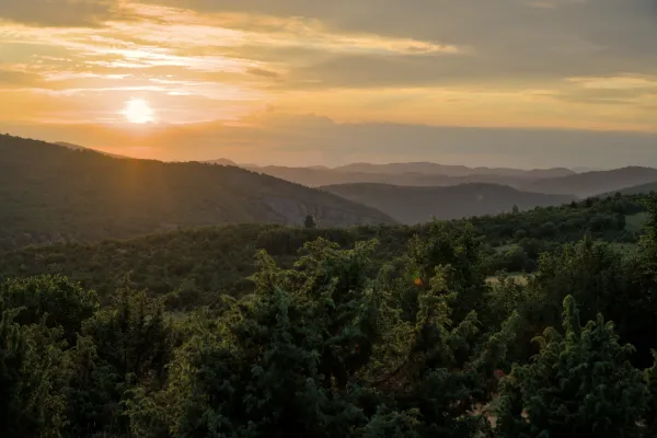 Fascinantan pogled na Uvačku klisuru u Srbiji pri zalasku sunca, idealan kao zidna umetnost.