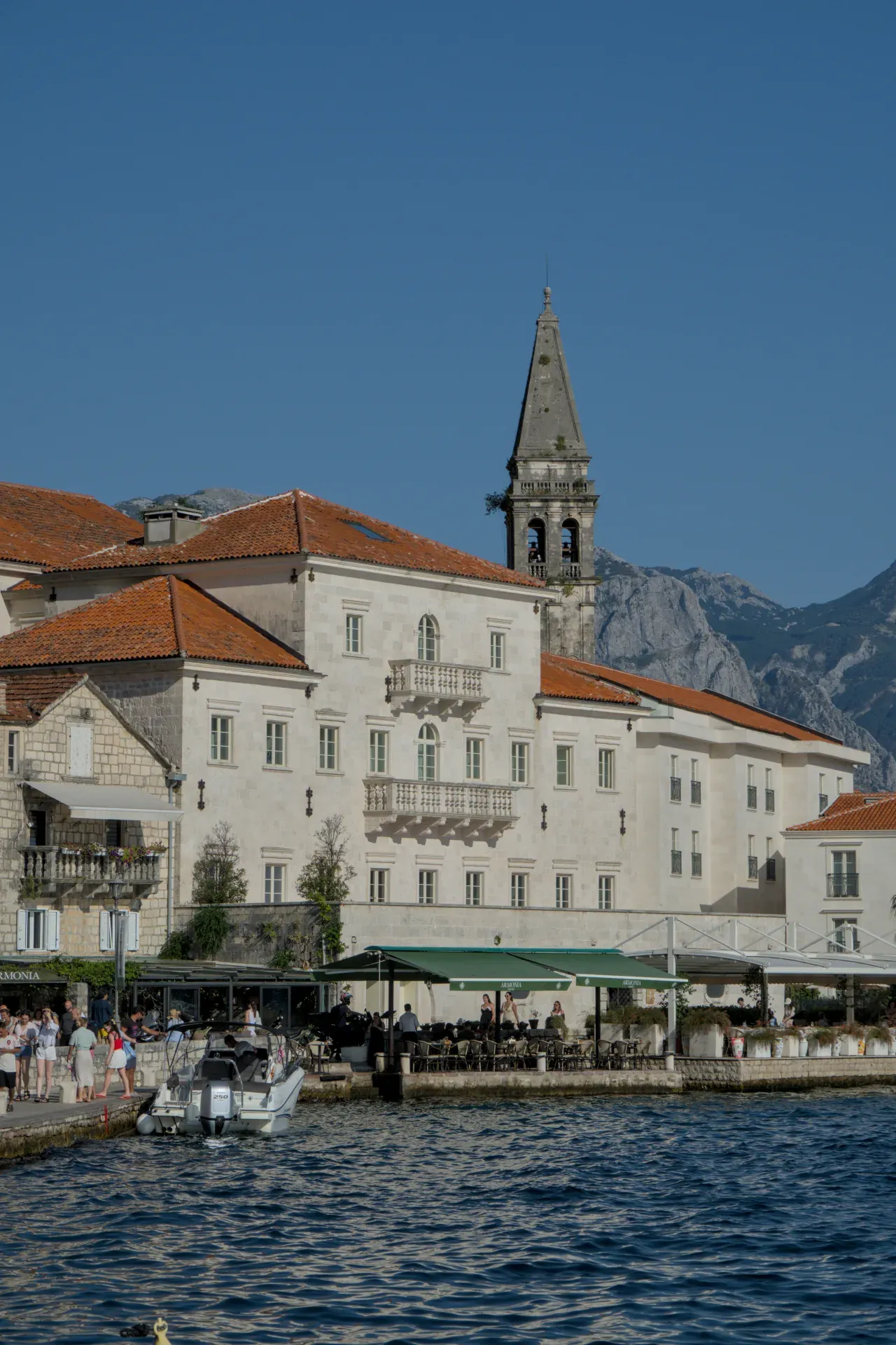 Bâtiments de Perast, Monténégro, à la lumière du soir surplombant la mer.