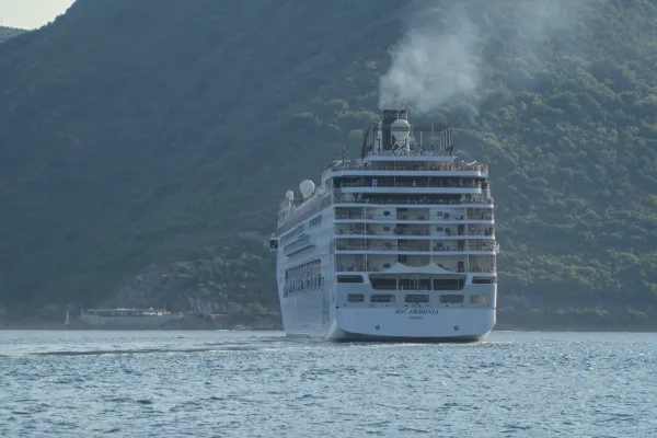 Большой круизный лайнер MSC Armonia уходит из Которской бухты, Черногория.