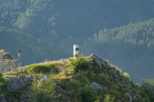 Un llamativo pilar blanco y negro se erige en un promontorio rocoso en la presa Lazica del lago Zaovine, Serbia.