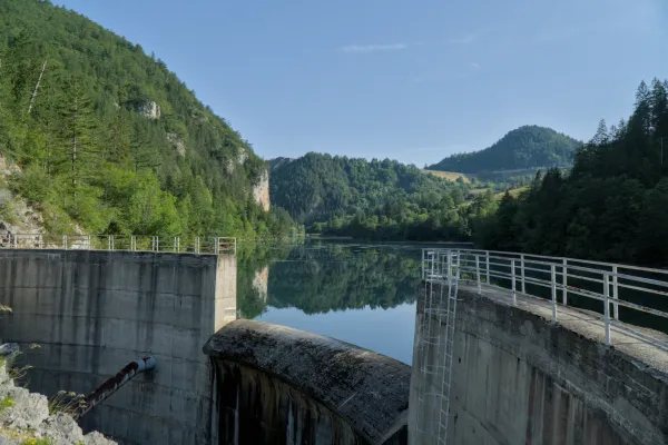 Плотина Спайичи в Заовине, Сербия, с горным фоном и отражающей водой, идеально подходит для галерейного искусства.