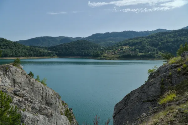 Fotografía de paisaje: Serenidad matutina en el Lago Zaovine, Parque Nacional Tara, Serbia.