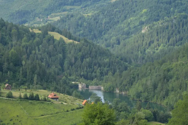 Вид на горные луга, озеро Спайичи и плотину, Заовине, Сербия.