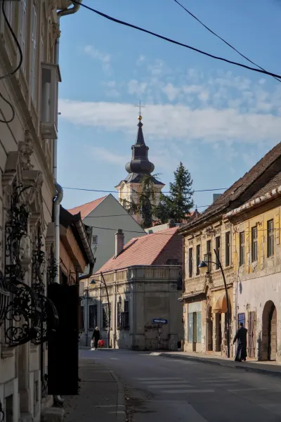 Historische Straße 'улица Митрополита Стратимировича' in Srem Karlovci mit Kirchturm und alten Gebäuden.