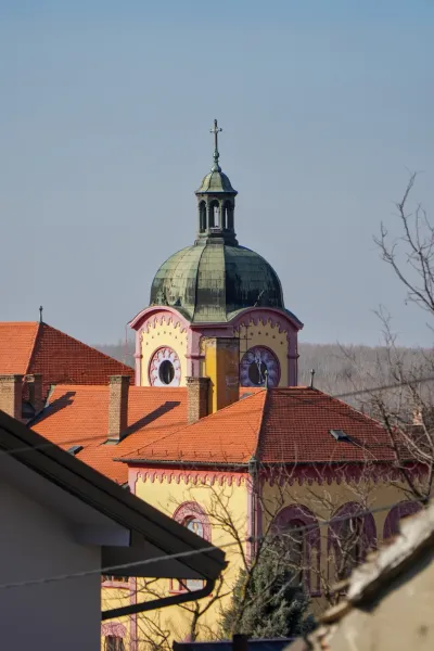 Kupola Karlovačke gimnazije sa crvenim krovovima, snimljena u Sremskim Karlovcima, Srbija.