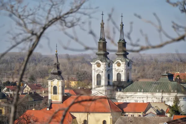 Церковь Святого Николая в Сремски-Карловцах, Сербия, с ее характерными шпилями и красными крышами.