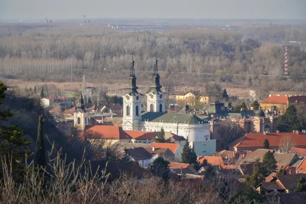 Pogled iz vazduha na Crkvu Svetog Nikole u Novom Sadu, Srbija, prikazujući njenu detaljnu arhitekturu i okolni gradski pejzaž.