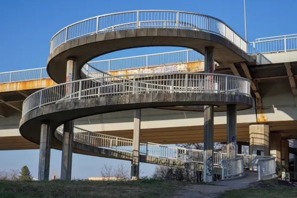Спиральный спуск с моста Свободы в Каменички парк, Нови-Сад, Сербия.