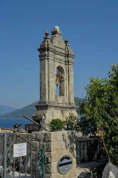 Stari kameni zvonik sa zvonom, smešten u starom gradu Herceg Novog.