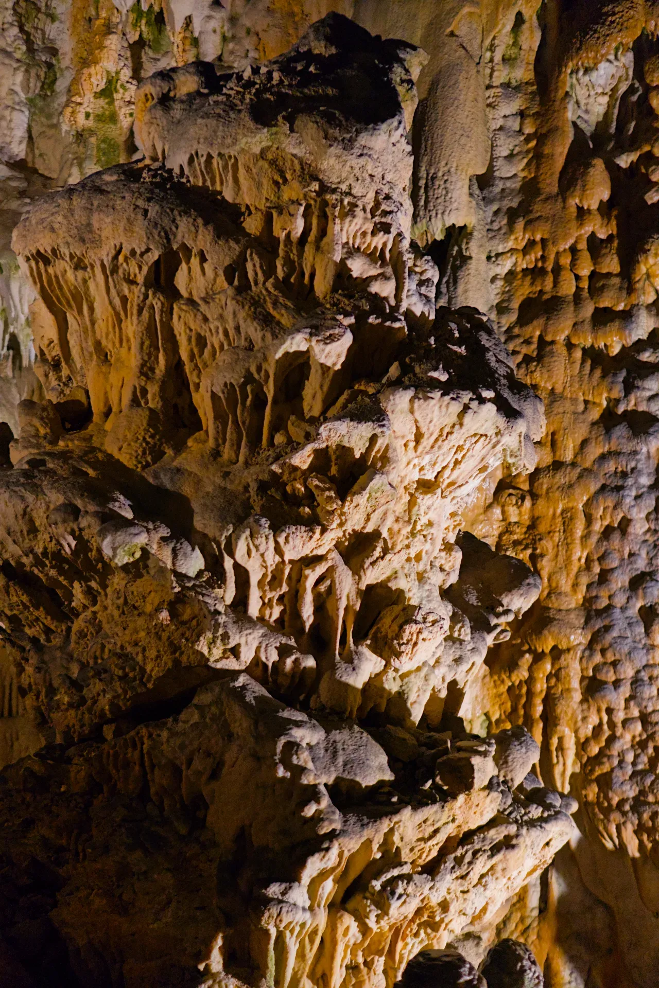 Formaciones rocosas y estalactitas en la Cueva de Postojna, Eslovenia.