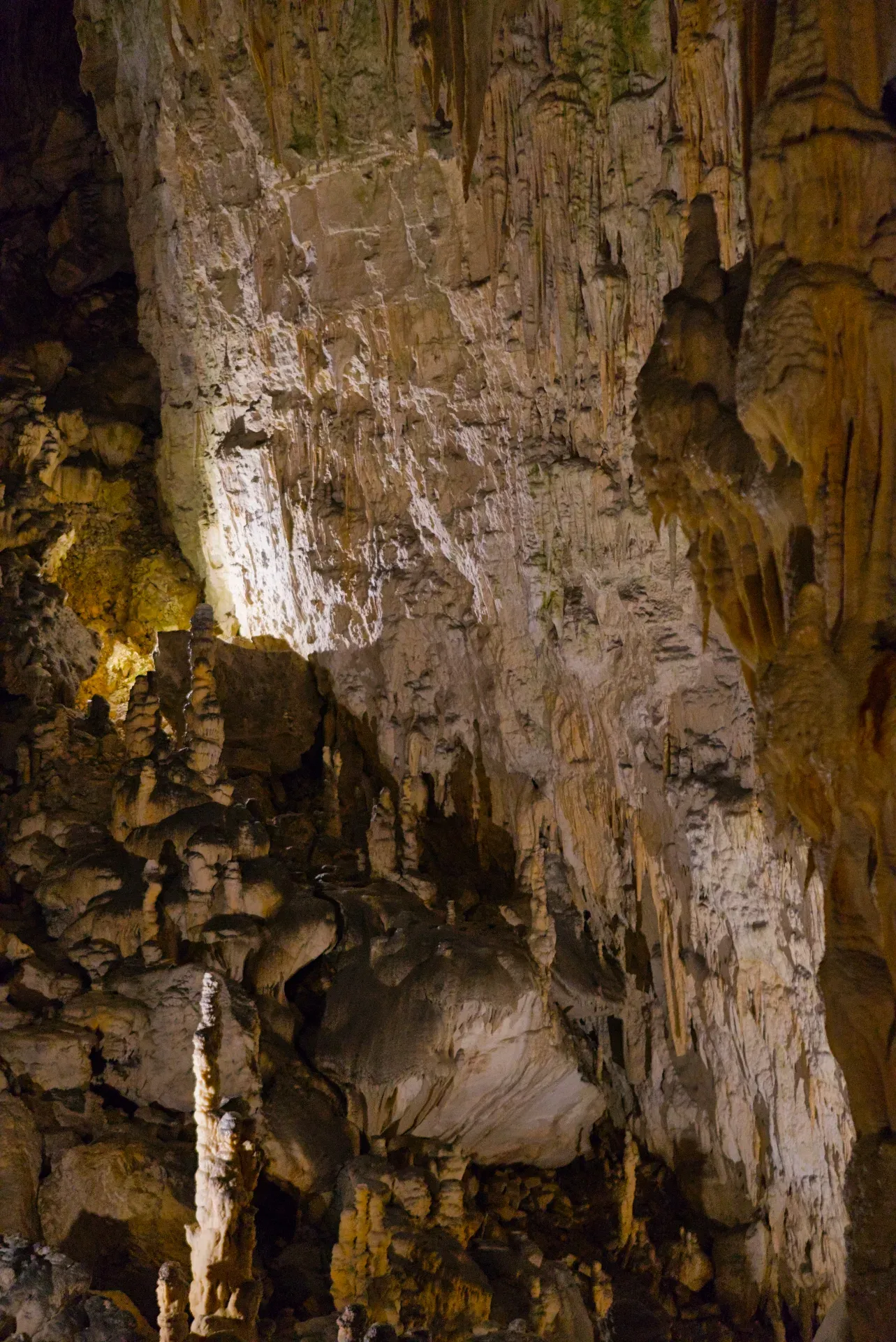 El mundo subterráneo de la Cueva de Postojna con estalactitas y estalagmitas.