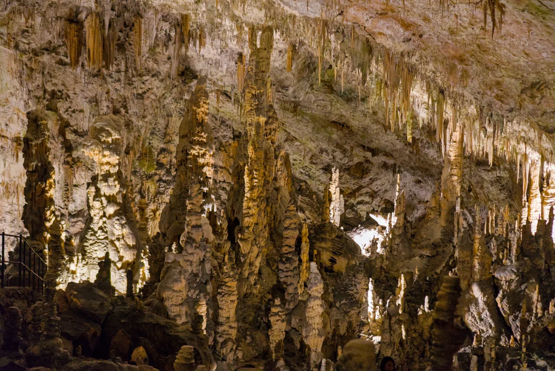 Impresionantes formaciones de estalactitas y estalagmitas dentro de la Cueva de Postojna, Eslovenia.