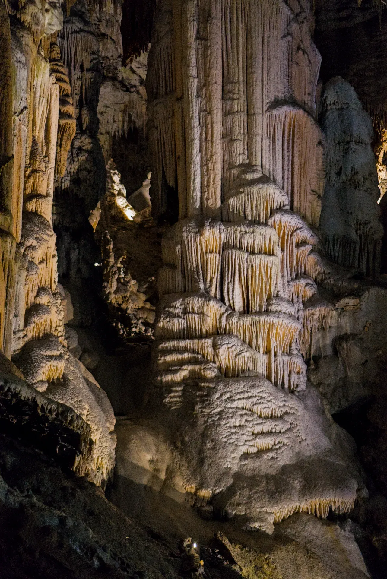 Majestuosas formaciones de estalactitas dentro de la Cueva de Postojna, Eslovenia.