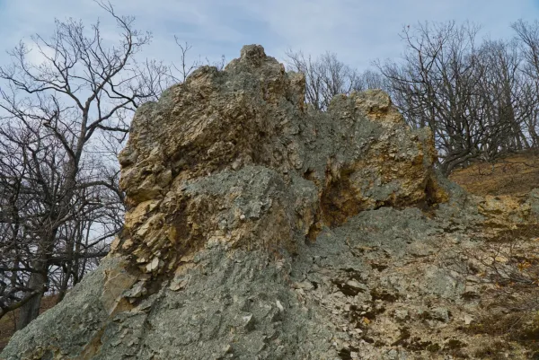 Orlowa Skala in Fruška Gora, Serbien, im Februar mit kahlen Bäumen und felsiger Landschaft, ideal für Kunstsammlungen.