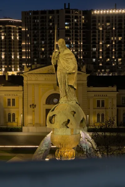 Denkmal von Stefan Nemanja bei Nacht in Belgrad, Serbien, beleuchtet und majestätisch.