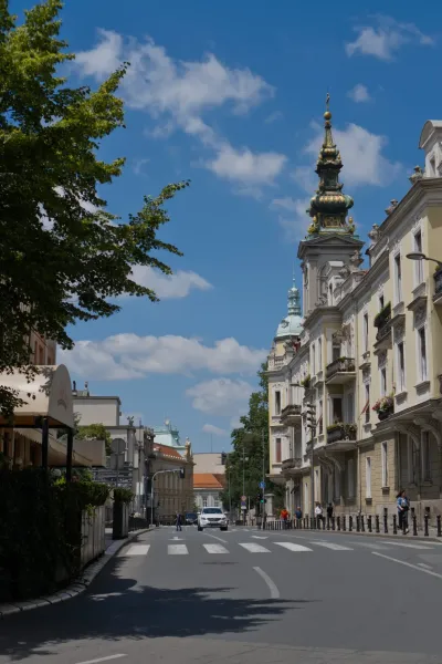 Rue de Belgrade avec architecture baroque et une cathédrale orthodoxe sous un ciel clair.