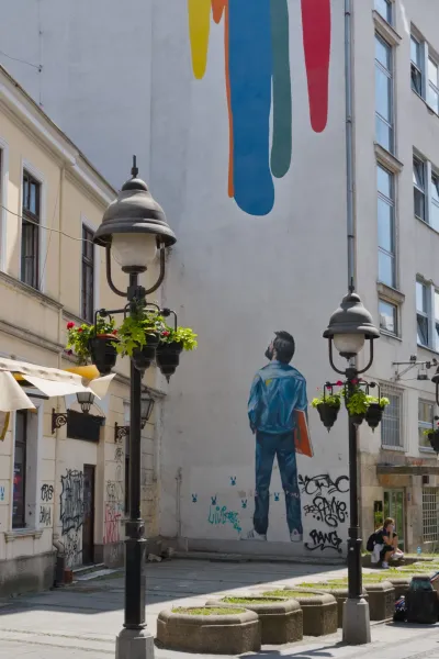 Knez Mihailo Straße in Belgrad mit lebhaftem Wandgemälde und Laternen.