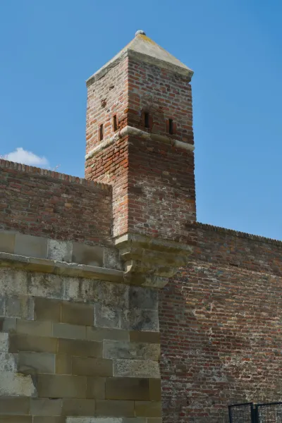 Tour détaillée en briques dans la Forteresse de Kalemegdan, Belgrade, Serbie, sur fond de ciel bleu.
