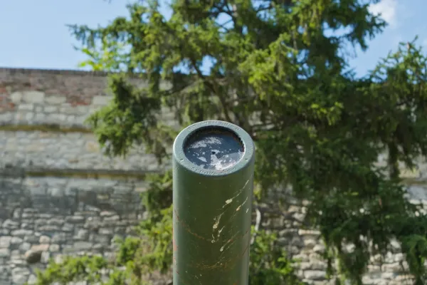 Muzej na otvorenom u Kalemegdanu, Beograd: zeleni top ispred kamenog zida i drveća.